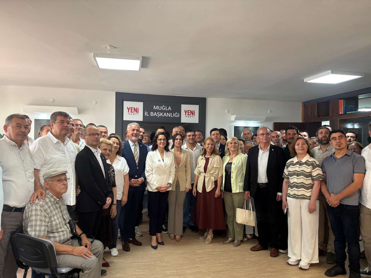 Menteşe Belediye Başkanı Gonca Köksal Aras ve Meclis Üyelerine YENİ Parti Rozeti 1